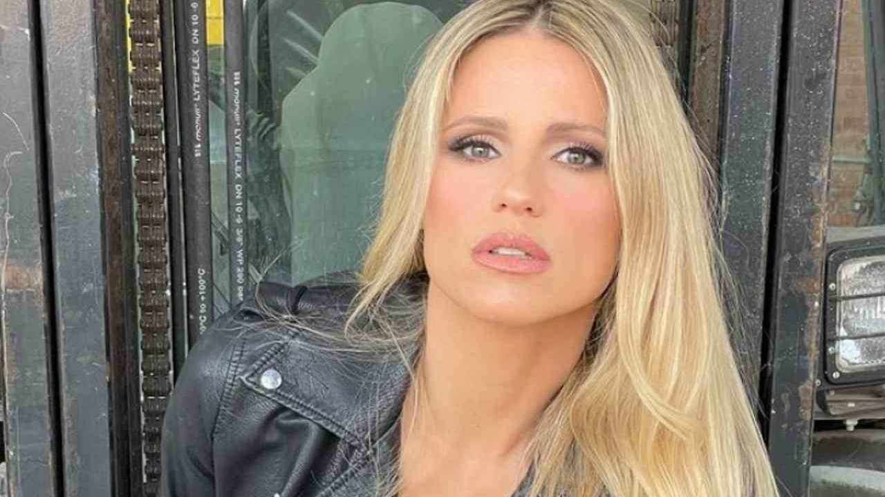 michelle hunziker irriconoscibile sguardo inquietante e lingua di fuori
