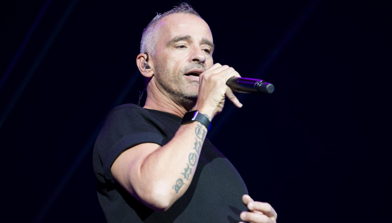 Eros Ramazzotti, bacio con una misteriosa donna: la verità stupisce tutti