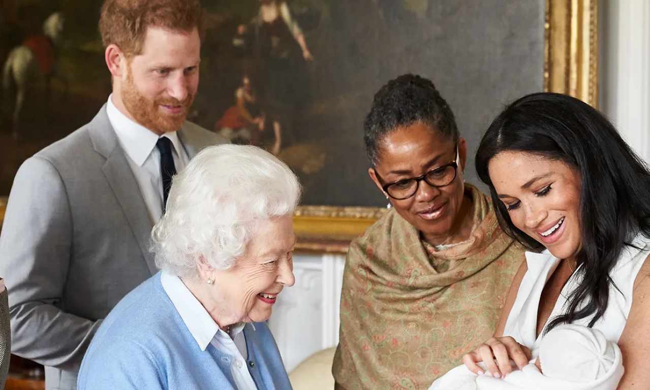 Harry con Meghan e la Regina