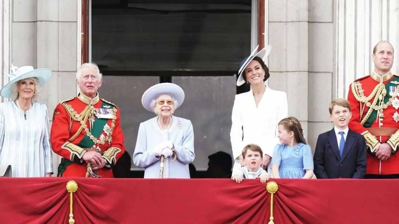 Kate Middleton accanto alla regina